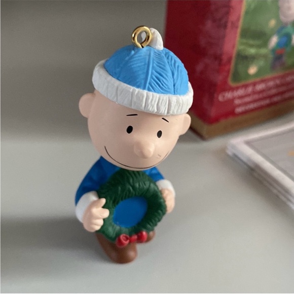 Peanuts - HALLMARK VTG ~ all boxed bundle/3 ornaments & Snoopy stocking holder - Picture 3 of 9